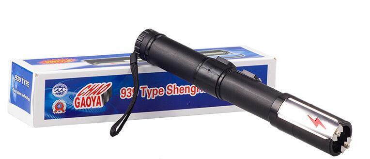 女性如何使用電擊棒防身？